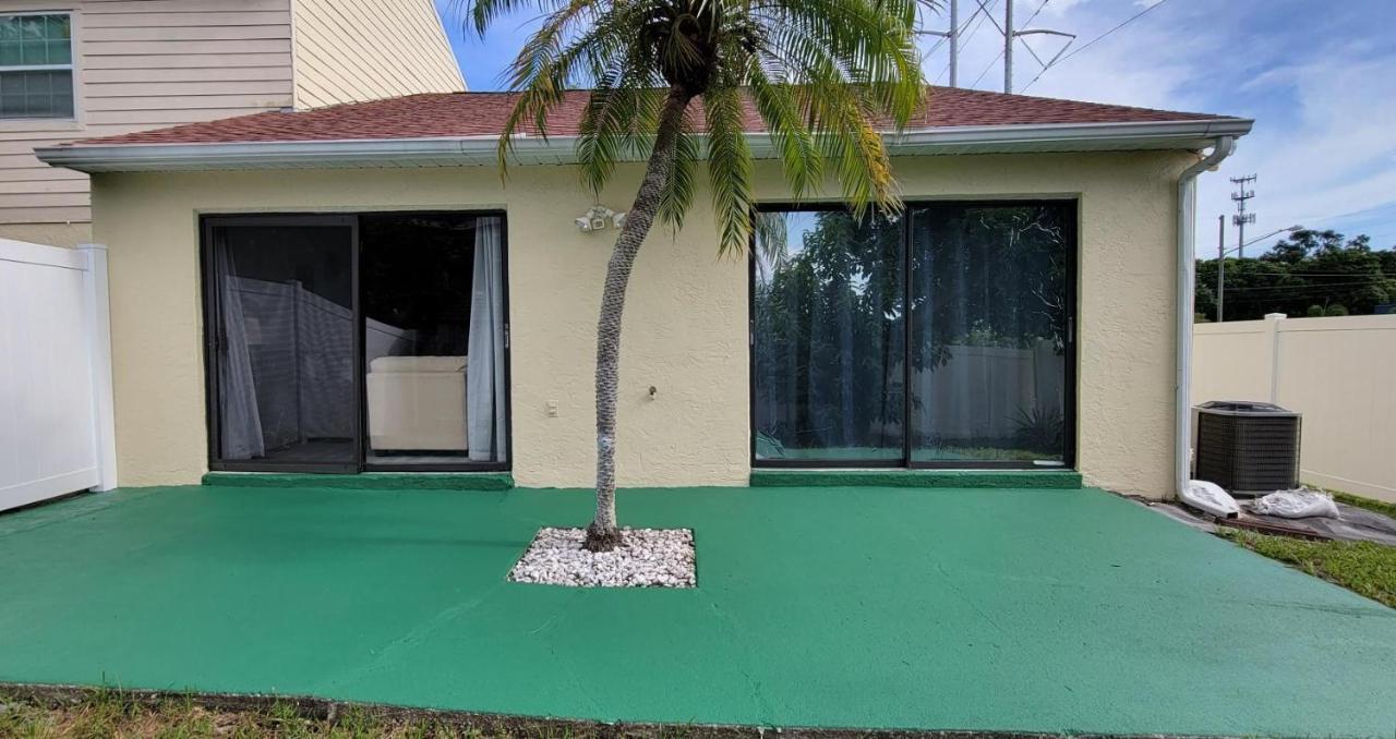 Beautiful Townhouse Easy Access To Everything. Clearwater Exterior photo