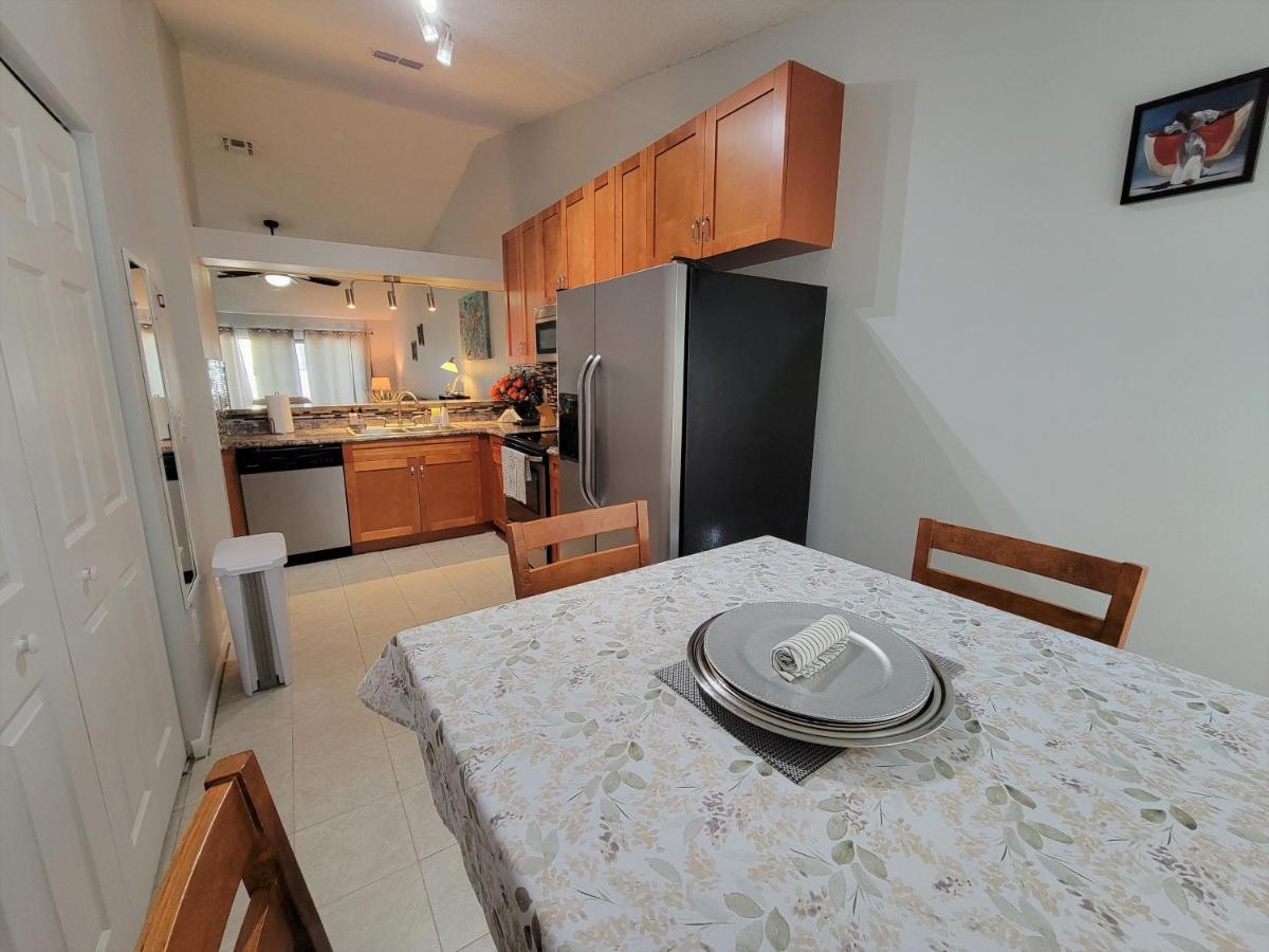Beautiful Townhouse Easy Access To Everything. Clearwater Exterior photo